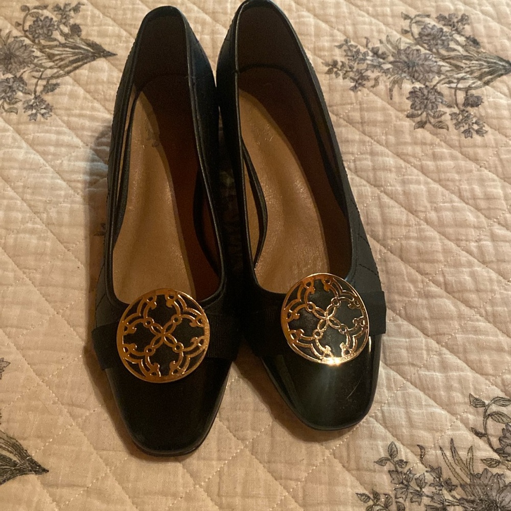 Gently used leather C Wonder heels .  Great shoe for the office.